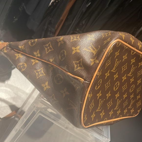 Louis Vuitton Purse -Monogram- very good shape.  Have box and bag original owner - Picture 9 of 15